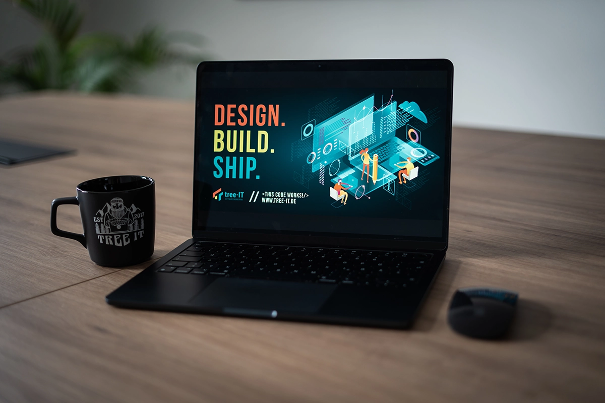 tree-IT  Laptop und eine Tasse Kaffee
